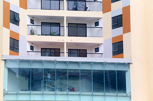 C&aacute;c tầng trung t&acirc;m thương mại, dịch vụ chưa được thi c&ocirc;ng ho&agrave;n thiện c&aacute;c giải ph&aacute;p an to&agrave;n về PCCC, tuy nhi&ecirc;n chủ đầu tư cho người d&acirc;n v&agrave;o sinh sống tại c&aacute;c căn hộ. Ảnh: Phương Sơn