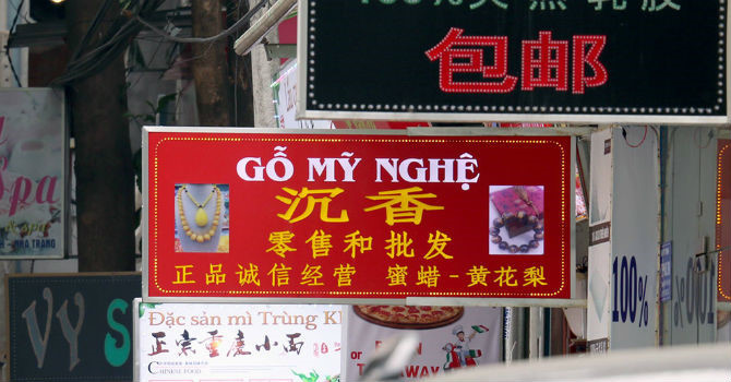 Nghề làm biển hiệu phất lên nhờ “phố Tàu, nước Nga” ở Nha Trang