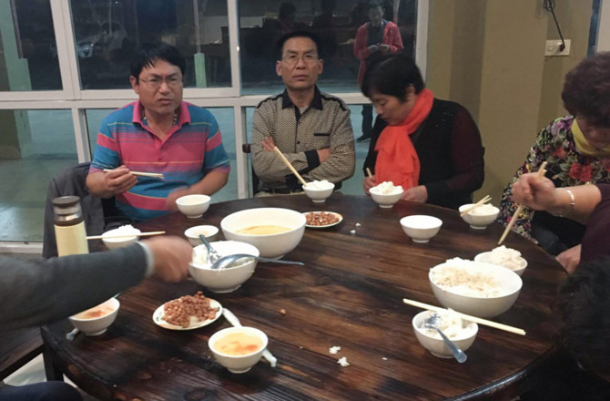 [CH&Ugrave;M ẢNH] H&agrave;ng vạn 'người gi&agrave;' Trung Quốc v&agrave;o Việt Nam theo tour 0 đồng - ảnh 5