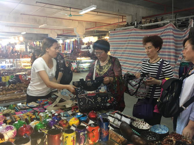 [CH&Ugrave;M ẢNH] H&agrave;ng vạn 'người gi&agrave;' Trung Quốc v&agrave;o Việt Nam theo tour 0 đồng - ảnh 3