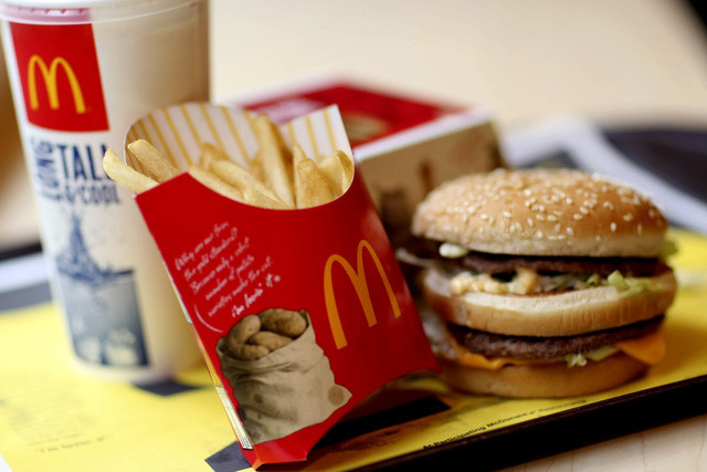 B&iacute; ẩn ph&iacute;a sau cuộc đua giảm gi&aacute; &lsquo;đến đ&aacute;y&rsquo; của McDonald&rsquo;s, KFC, Burger King&hellip;: L&agrave;m sao c&oacute; l&atilde;i từ chiếc burger 1 USD khi tiền c&ocirc;ng nh&acirc;n vi&ecirc;n đ&atilde; l&agrave; 10 USD/h? - Ảnh 2.