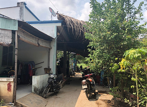Một số nhà dân nằm trong quy hoạch Khu dân cư Phước Kiển chưa chấp thuận giá đền bù của công ty Quốc Cường Gia Lai. Trước đó nhiều năm công ty này đã đền bù xong cho nhiều hộ dân. Ảnh: Tuyết Nguyễn.