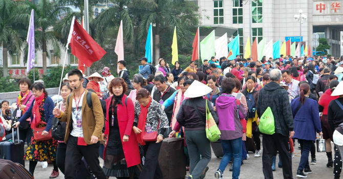 [Ảnh] H&agrave;ng vạn &ldquo;người gi&agrave;&rdquo; Trung Quốc v&agrave;o Việt Nam theo tour 0 đồng