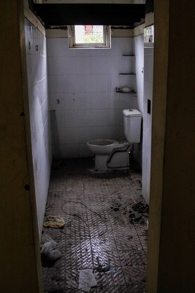 Cảnh hoang tàn nơi chung cư tại