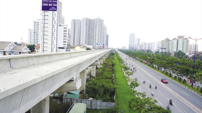 C&aacute;c dự &aacute;n bất động sản mọc l&ecirc;n san s&aacute;t nhau dọc Xa lộ H&agrave; Nội, nơi c&oacute; tuyến metro số 1 Bến Th&agrave;nh - Suối Ti&ecirc;n dần h&igrave;nh th&agrave;nh. Ảnh: MINH QU&Acirc;N