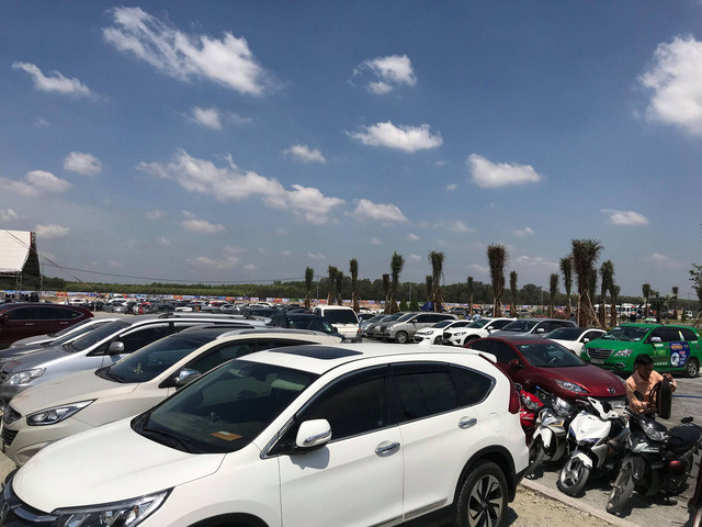 Hàng ngàn xế hộp đổ bộ Long Thành, ồ ạt xuống tiền gom đất, thổi giá tăng nóng từng ngày - Ảnh 1. Hàng ngàn xế hộp đổ bộ Long Thành, ồ ạt xuống tiền gom đất, thổi giá tăng nóng từng ngày - Ảnh 1.
