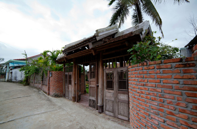 Gia chủ mang nh&agrave; cổ ngo&agrave;i Bắc v&agrave;o lắp ở Hội An