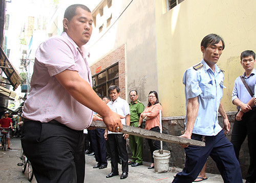 Một hạng mục chiếm lối ra v&agrave;o chợ, cản trở xe cứu hoả bị th&aacute;o dỡ. Ảnh: Duy Trần