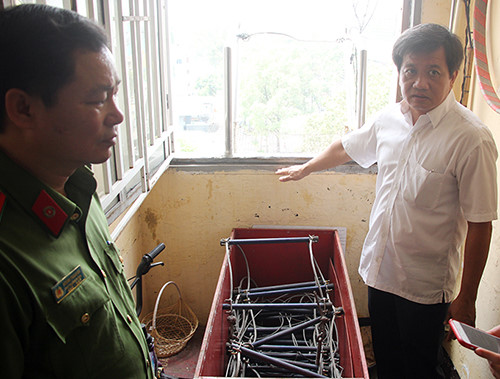 Dân chung cư tự trang bị thang dây thoát hiểm. Ảnh: Duy Trần