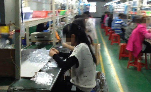 Các công nhân trong nhà máy lắp ráp loa thông minh giá rẻ.