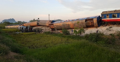 Vụ tạn nạn khiến đầu tà u và 7 toa khác bị láºt. Ảnh: Lê Hoà ng.