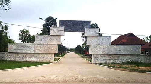 Cổng v&agrave;o khu ẩm thực được x&acirc;y dựng rất bề thế. Ảnh: Lam Sơn.