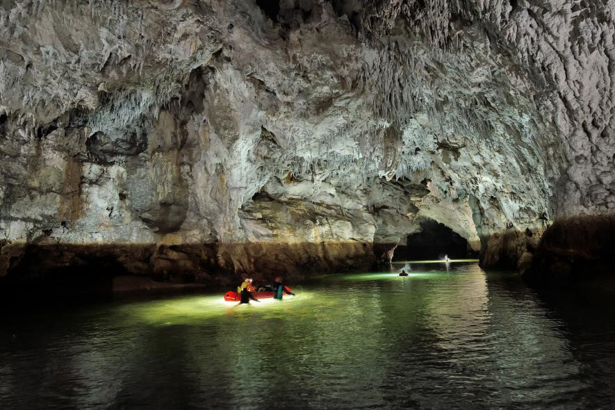 Cận cảnh những dòng sông xanh như ngọc chảy trong hang động ở Slovenia hình ảnh 3 Can canh nhung dong song xanh nhu ngoc chay trong hang dong o Slovenia hinh anh 3
