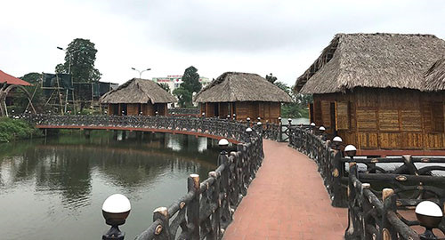 Nhiều khu nh&agrave; ch&ograve;i được x&acirc;y dựng mới nhằm mục đ&iacute;ch kinh doanh ẩm thực song đều chưa được cấp ph&eacute;p. Ảnh: Lam Sơn.