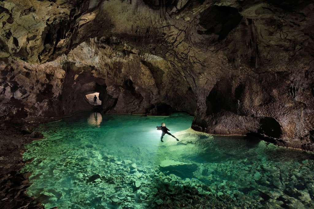 Cận cảnh những dòng sông xanh như ngọc chảy trong hang động ở Slovenia hình ảnh 7 Can canh nhung dong song xanh nhu ngoc chay trong hang dong o Slovenia hinh anh 7