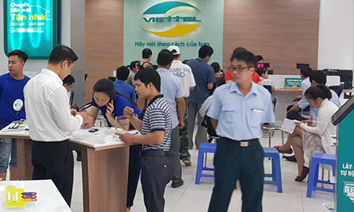 Chu thuê bao diá»…n ra hổi cuối tháng 4 tại má»™t cá»a hà ng Viettel. Ảnh: Nguyá»…n HÃ