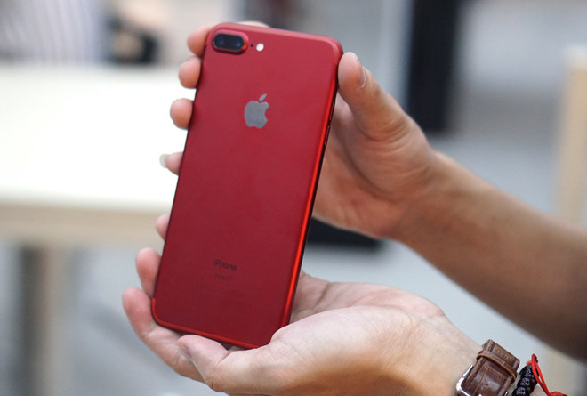 Nguoi mua iPhone buc xuc vi cua hang chao gia mot dang, ban mot neo hinh anh 2