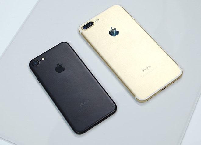Nguoi mua iPhone buc xuc vi cua hang chao gia mot dang, ban mot neo hinh anh 3