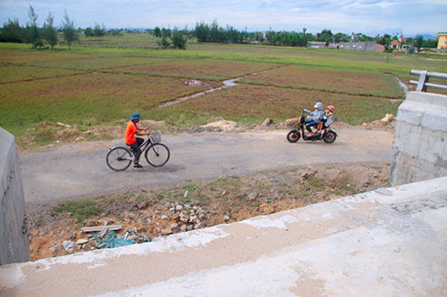Người dân phải di chuyển ở hai con đường hẹp nằm bên dưới hai đầu cầu. Ảnh: Đức Hùng