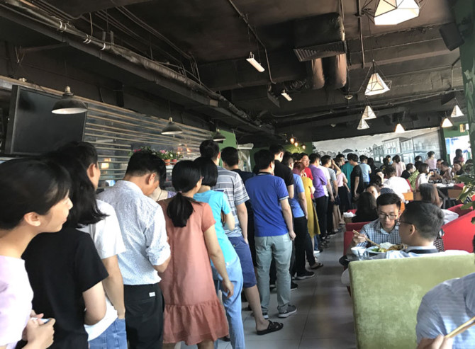 Chỉ cần Ä‘iá»u nà y, khách đổ xô xếp hà ng để được và o ăn cÆ¡m bụi