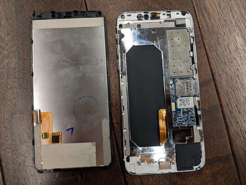 Linh kiện b&ecirc;n trong kh&ocirc;ng được bố tr&iacute; gọn g&agrave;ng như của iPhone X thật.