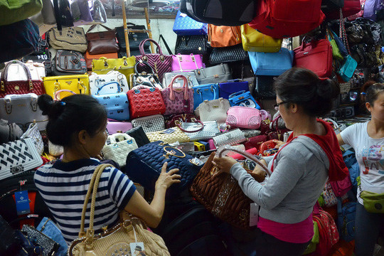 Kh&ocirc;ng chỉ Con Cưng, Khải Silk... h&agrave;ng cắt m&aacute;c, thay nh&atilde;n b&aacute;n đầy chợ - Ảnh 2.