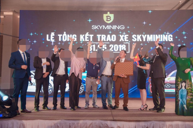 Để lấy niềm tin của nhà đầu tư, Sky Mining “trao tặng” những xế sang như Mercedes hay Mazda cho nhà đầu tư VIP.