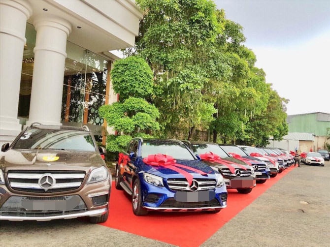 Nhiều xe xịn xếp hàng ngoài hội nghị