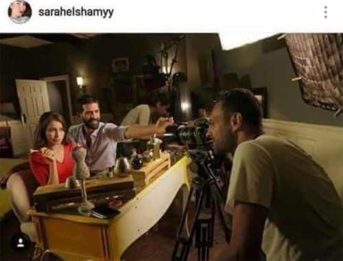 Ảnh hậu trường do nữ diễn vi&ecirc;n đăng l&ecirc;n Instagram cho thấy nh&acirc;n vật nam kh&ocirc;ng cầm điện thoại.