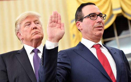 Bá»™ trưởng Tà i chÃnh Mnuchin (phải) tuyên thệ nháºm chức tại Nhà Trắng vá»›i sá»± chứng kiến cá»§a Trump hôm 13/1/2017. Ảnh: AP.