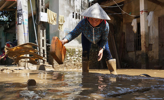 Lũ rút, hàng nghìn ngôi nhà ở Thanh Hoá ngập trong bùn