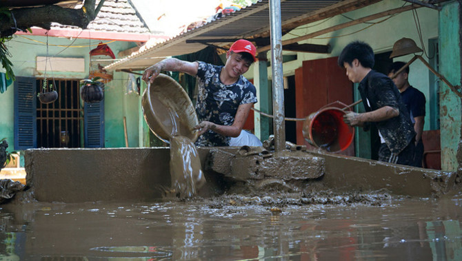 Lũ rút, hàng nghìn ngôi nhà ở Thanh Hoá ngập trong bùn