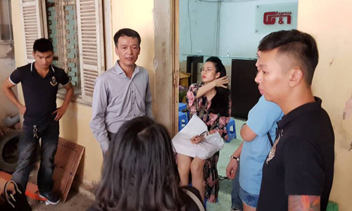 &Atilde;”ng Ho&Atilde;&nbsp;ng Mai Nam - Ch&aacute;&raquo;&sect; t&aacute;&raquo;‹ch H&Auml;QT GNN (&Atilde;&iexcl;o s&AElig;&iexcl; mi x&Atilde;&iexcl;m) trao &Auml;‘&aacute;&raquo;•i v&aacute;&raquo;›i kh&Atilde;&iexcl;ch h&Atilde;&nbsp;ng. &aacute;&ordm;&cent;nh: AT