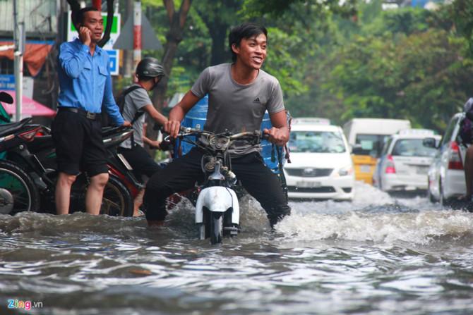 Mua lon 40 phut, khu nha giau o Sai Gon chim trong bien nuoc hinh anh 8