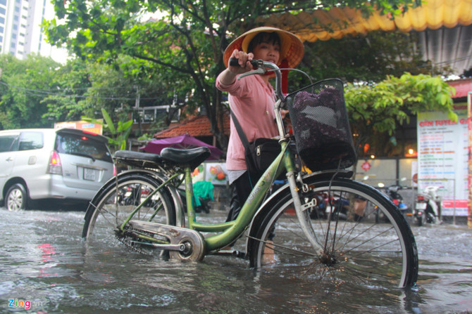 Mua lon 40 phut, khu nha giau o Sai Gon chim trong bien nuoc hinh anh 3