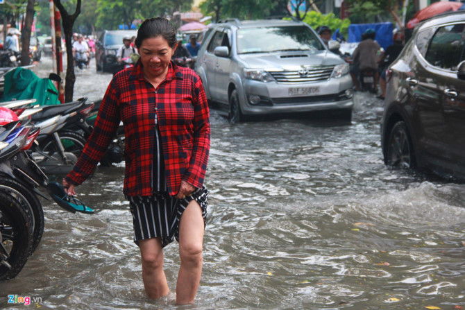 Mua lon 40 phut, khu nha giau o Sai Gon chim trong bien nuoc hinh anh 5