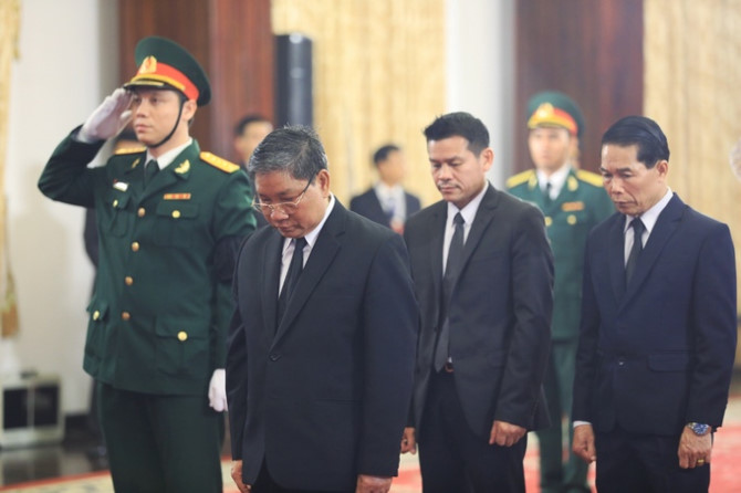 Đại diện c&aacute;c nước tại TP HCM đến viếng nguy&ecirc;n Tổng b&iacute; thư Đỗ Mười