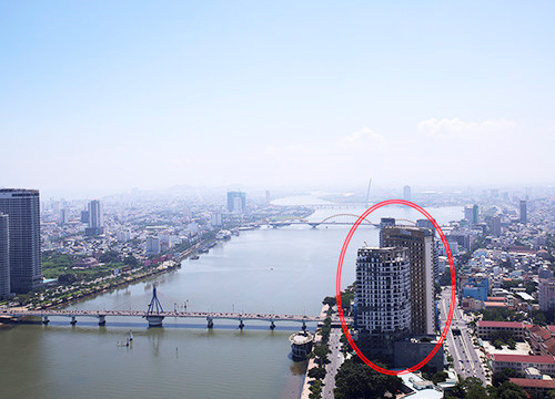Khu phức hợp khách sạn Bạch Äằng nằm ở vị trà đắc địa cạnh cầu sông Hà n. Ảnh: Nguyá»…n Äông.