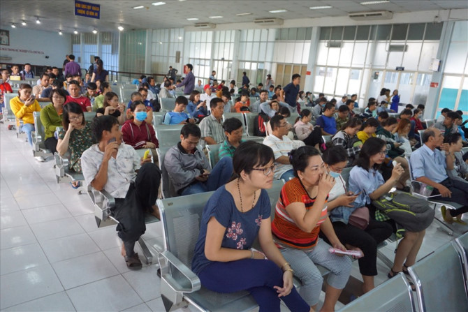 Hà nh khách chỠmua vé tà u Tết ở ga Sà i Gòn.