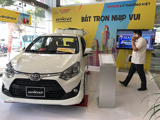 Äại lý ô tô tung chiêu ‘bia kèm lạc’ - Ảnh 1.