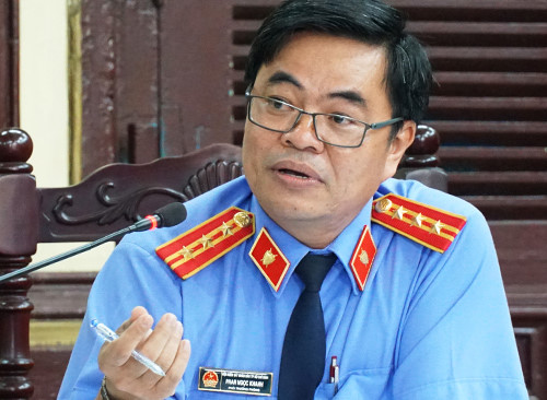 Đại diện VKS xét hỏi hai bên trước khi đưa ra quan điểm. Ảnh: Kỳ Hoa.