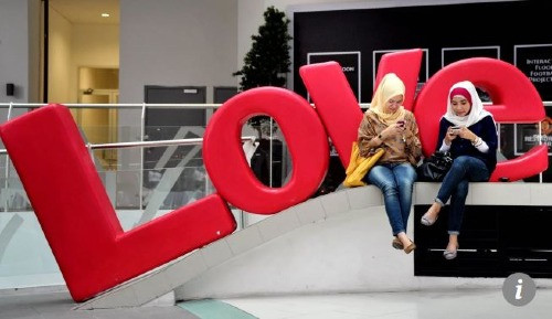 Hai ng&AElig;&deg;&aacute;&raquo;i ph&aacute;&raquo;&yen; n&aacute;&raquo;&macr; &Auml;‘ang v&Atilde;&nbsp;o m&aacute;&ordm;&iexcl;ng x&Atilde;&pound; h&aacute;&raquo;™i b&aacute;&ordm;&plusmn;ng &Auml;‘i&aacute;&raquo;‡n tho&aacute;&ordm;&iexcl;i di &Auml;‘&aacute;&raquo;™ng &aacute;&raquo;Ÿ Jakarta.