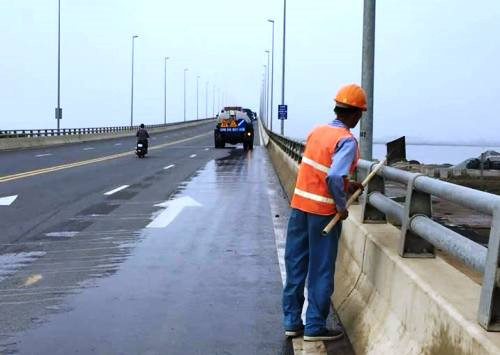 Äể đảm bảo cho ngưá»i và các phương tiện qua cầu vượt biển Tân VÅ©- Cát Hải, Xà nghiệp quản lý bảo dưỡng đưá»ng ô tô Tân VÅ©- Lạch Huyện đã Ä‘iá»u xe phun nước để thu gom Ä‘inh. Ảnh: CTV