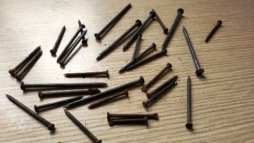 Số đinh thu gom được toà n đinh dà i 3-5cm còn mới. Ảnh: Giang Chinh