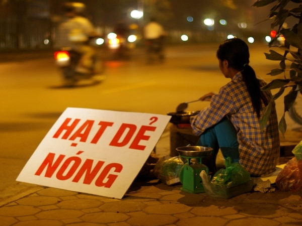 Kiếm bộn tiền mỗi tối chỉ nhờ bán ngô nướng, hạt dẻ rang vỉa hè - ảnh 2 Kiếm bộn tiền mỗi tối chỉ nhờ bán ngô nướng, hạt dẻ rang vỉa hè - ảnh 2