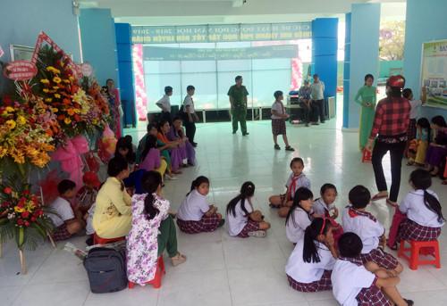 Các há»c sinh được đưa và o nÆ¡i an toà n chá» phụ huynh đến đón. Ảnh: Phạm Duy.