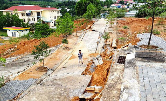 &ETH;ường tiền tỷ vừa kh&aacute;nh th&agrave;nh đ&atilde; hỏng: Lại đổ do&hellip;mưa - Ảnh 1.