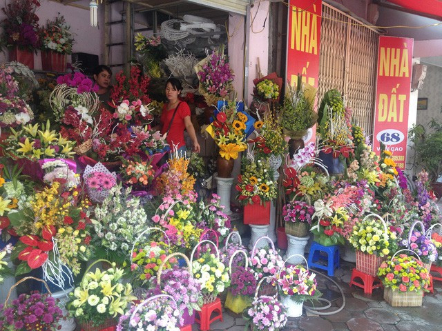 Thị trưá»ng hoa tươi sôi động, giá tăng mạnh dịp 20/11 - Ảnh 1.