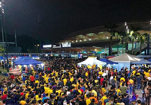 Rất đông người hâm mộ chờ mua vé tại sân Bukit Jalil tối 8/12. Ảnh: Nhật Linh
