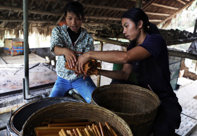 L&agrave;m ống h&uacute;t bằng tre nứa thu nhập 50 triệu đồng mỗi th&aacute;ng